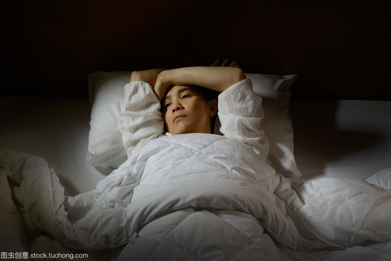 失眠,躺在床上睁开眼睛的女人